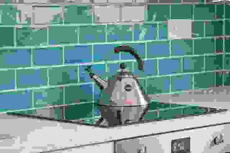 Vibrant Ceramic Tile Splashback homify Kitchen splashback,backsplash,ceramic tiles,tiles,induction hob,alessi,classic,traditional,smeg,aqua