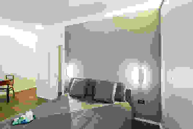 Camera da letto PLUS ULTRA studio Camera da letto minimalista Grigio Cassina,arredo,beige,illuminazione,lampade,nemo,appliques,boiseries,perriand
