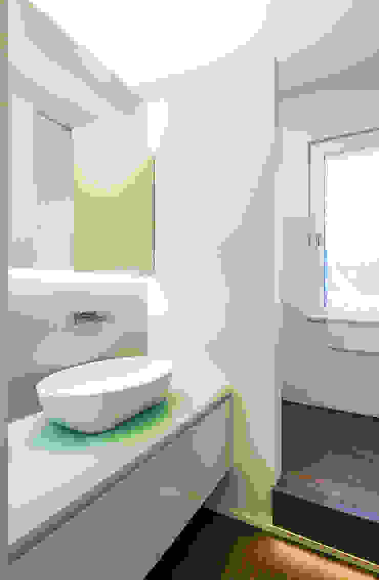 PLUS ULTRA studio Minimalistische Badezimmer Holz Weiß