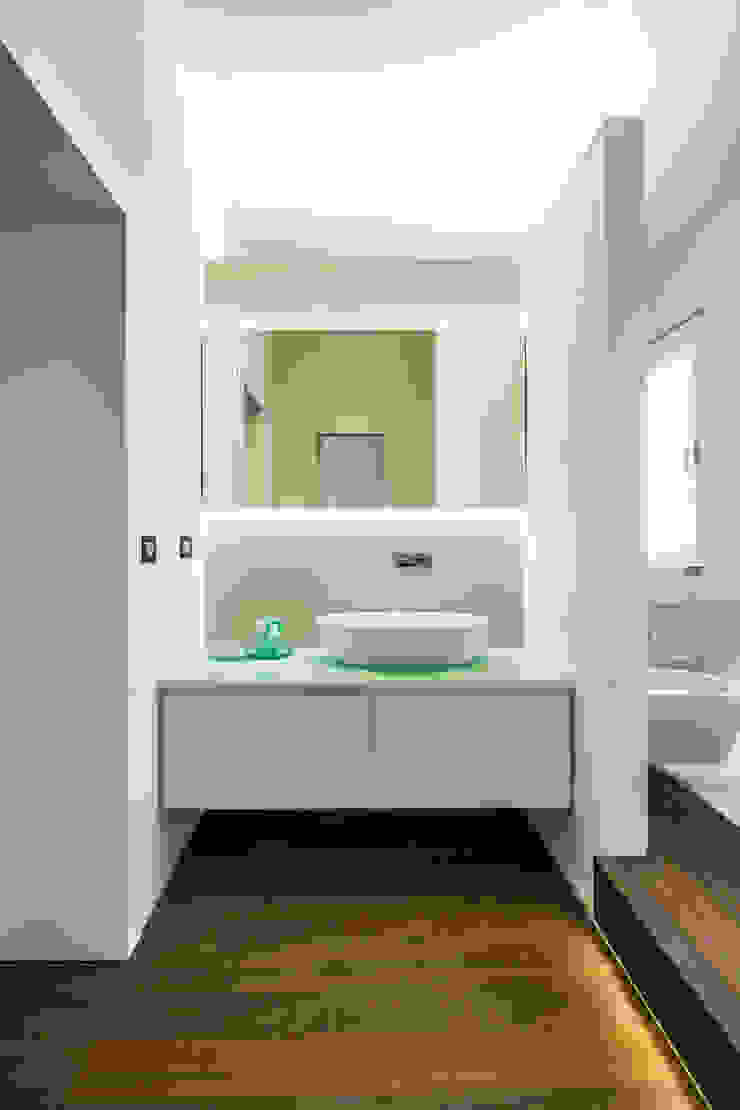 PLUS ULTRA studio Minimalistische Badezimmer Weiß