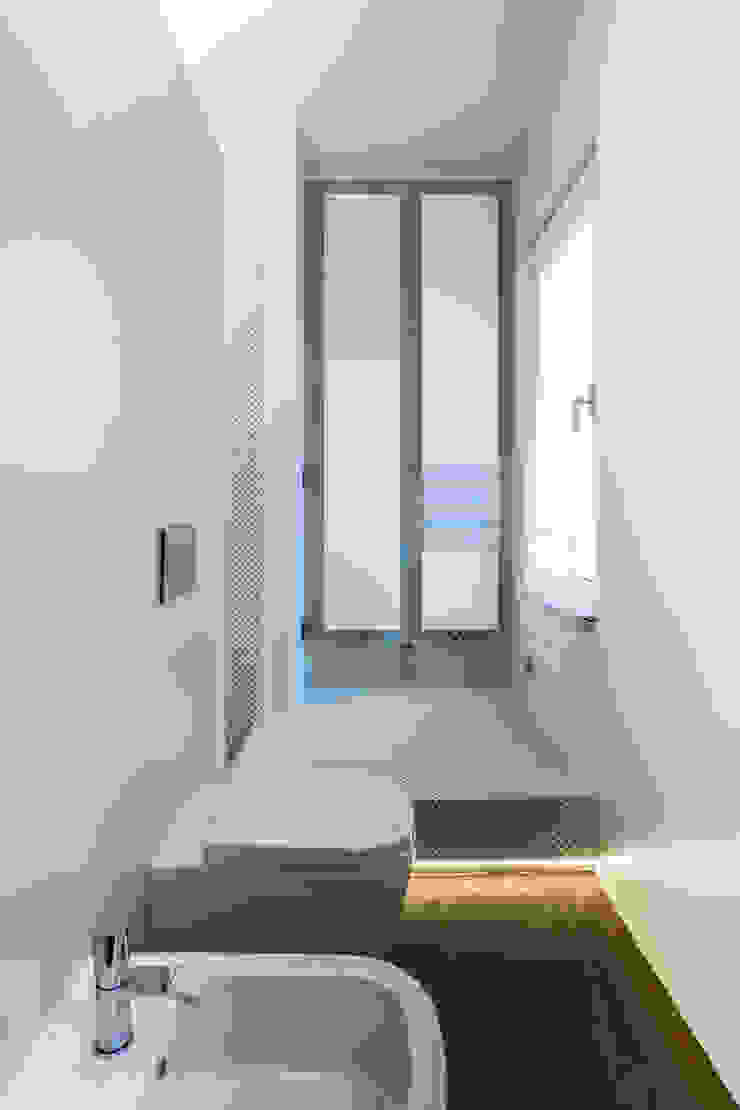 PLUS ULTRA studio Minimalistische Badezimmer