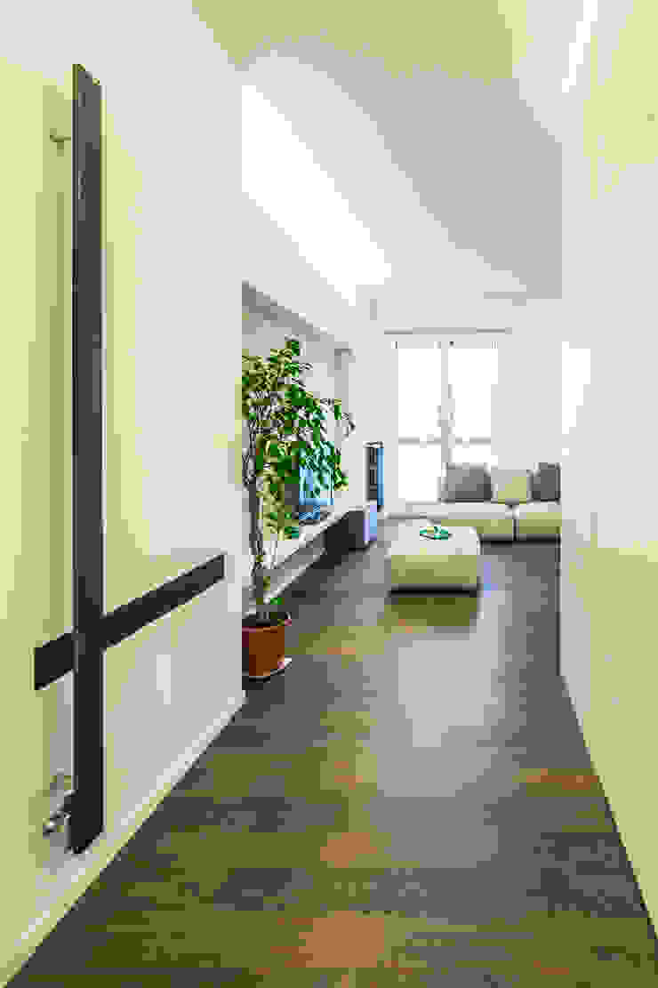PLUS ULTRA studio Minimalistischer Flur, Diele & Treppenhaus Weiß