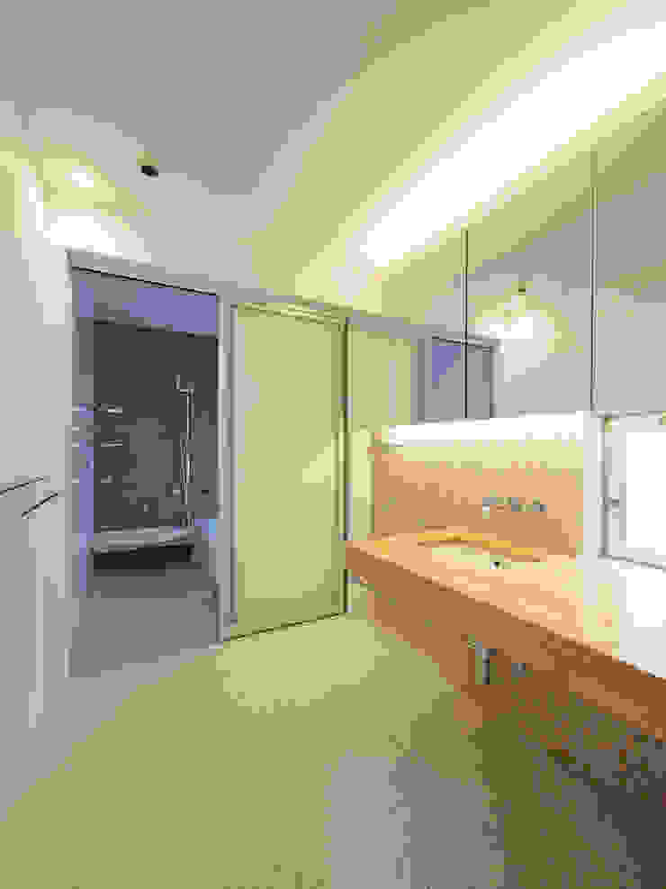 CACCO イシウエヨシヒロ建築設計事務所 YIA Modern bathroom Wood White