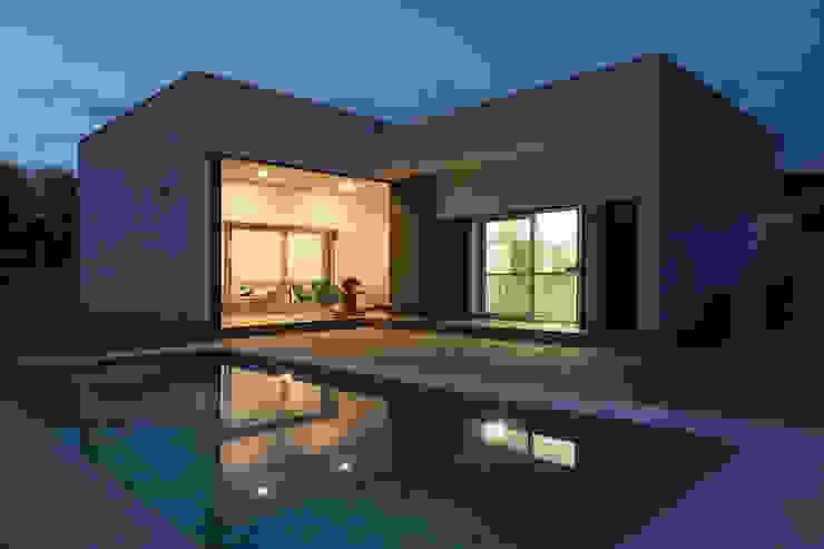 Casa con Terraza, Jardín y Piscina Perfecta para el Verano, FAQ arquitectura FAQ arquitectura Minimalistische Häuser Weiß