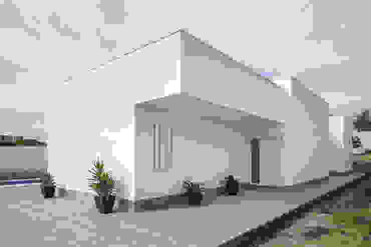 Casa con Terraza, Jardín y Piscina Perfecta para el Verano, FAQ arquitectura FAQ arquitectura Minimalistische Häuser