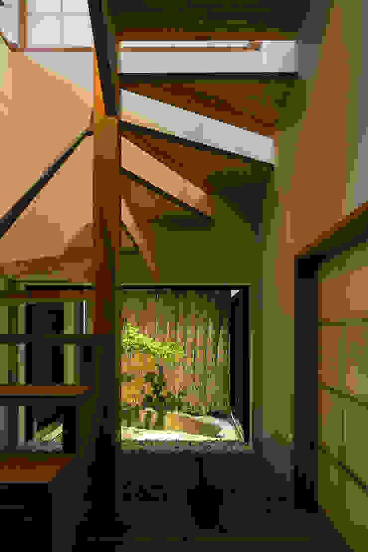 階段と坪庭 夜景 藤森大作建築設計事務所 モダンスタイルの 玄関&廊下&階段 木 白色
