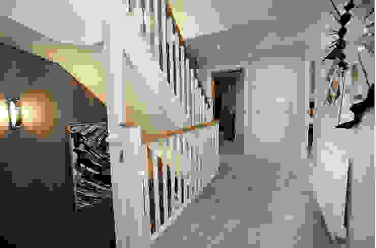 Make every room a new adventure… .. Pasillos, vestíbulos y escaleras de estilo moderno de Graeme Fuller Design Ltd Moderno