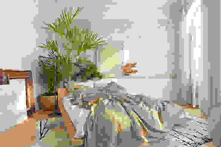 Вид на кровать. Дневное освещение. Анна Морозова Спальня в эклектичном стиле Белый двуспальная кровать,кровать из фанеры,фреска за изголовьем