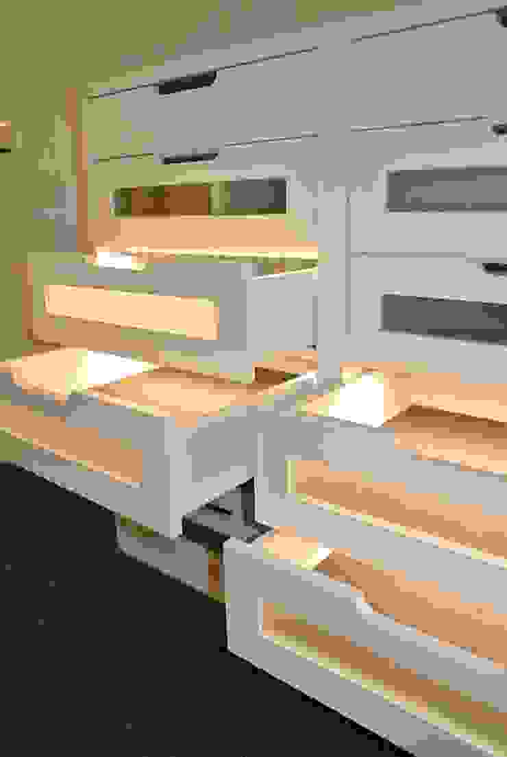 Ankleide Planungsbüro für Innenarchitektur Moderne Ankleidezimmer Eigentum,Rechteck,Holz,Regale,Innenarchitektur,Orange,Bodenbelag,Boden,Treppe,Materialeigenschaft