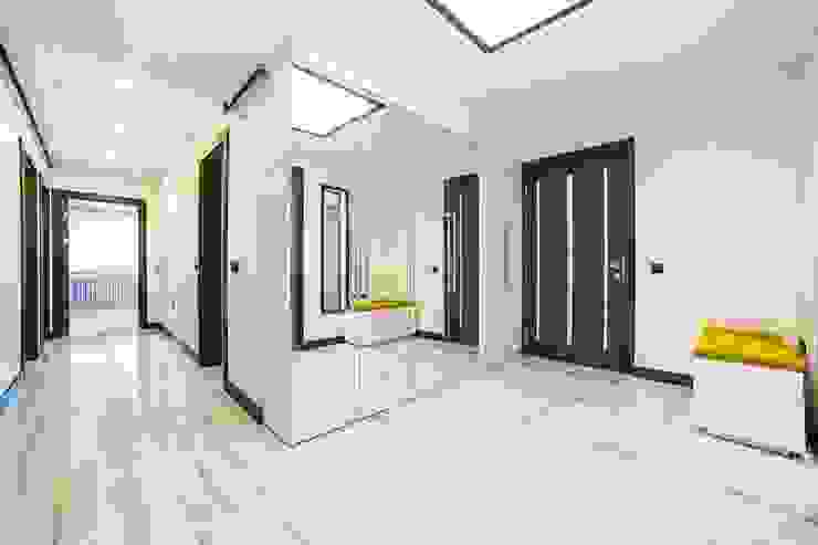 Özer Residence, Onn Design Onn Design Minimalist corridor, hallway & stairs Granite Beige
