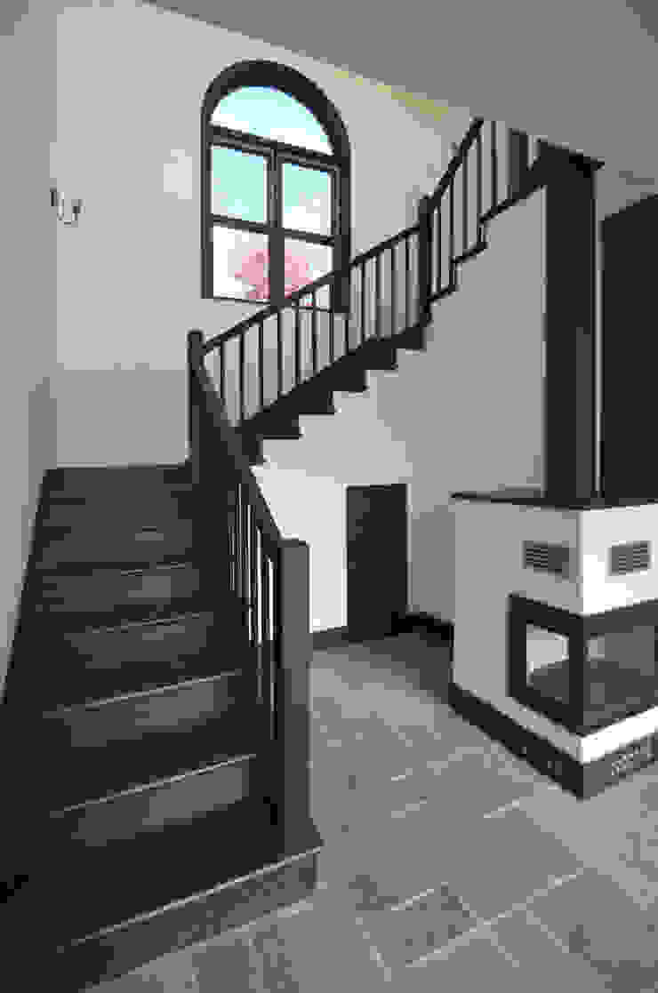 homify クラシカルスタイルの 玄関&廊下&階段