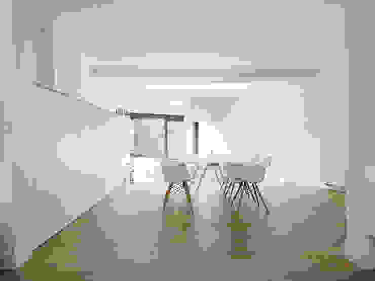 Minimalist dining room by White Door Architects Minimalist