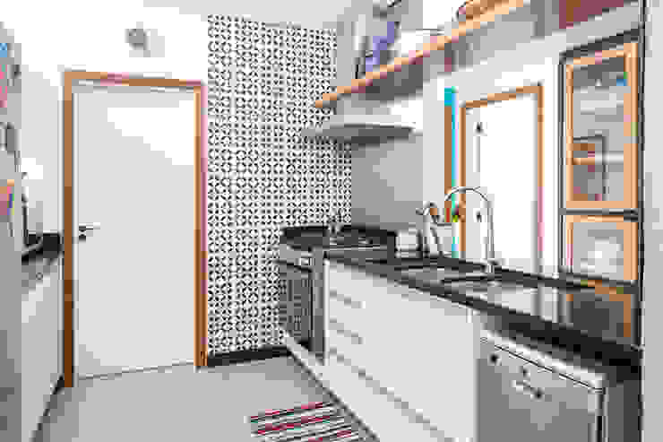 Reforma de apartamento - Ateliê Paralelo, Joana França Joana França 現代廚房設計點子、靈感&圖片
