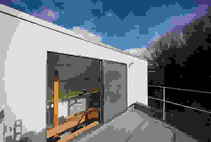 haus-gap 一級建築士事務所haus 北欧デザインの テラス 白色