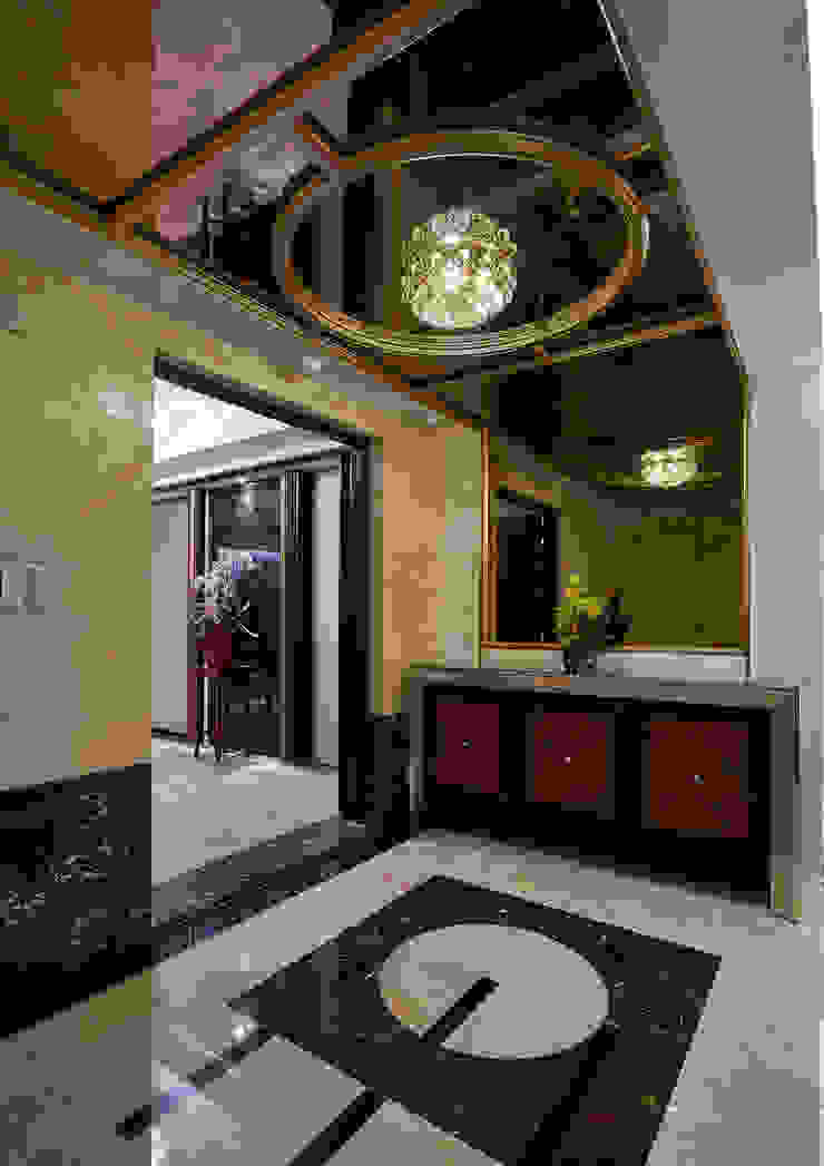 「圆」满「金」致的迎宾外玄关 classic style corridor, hallway and