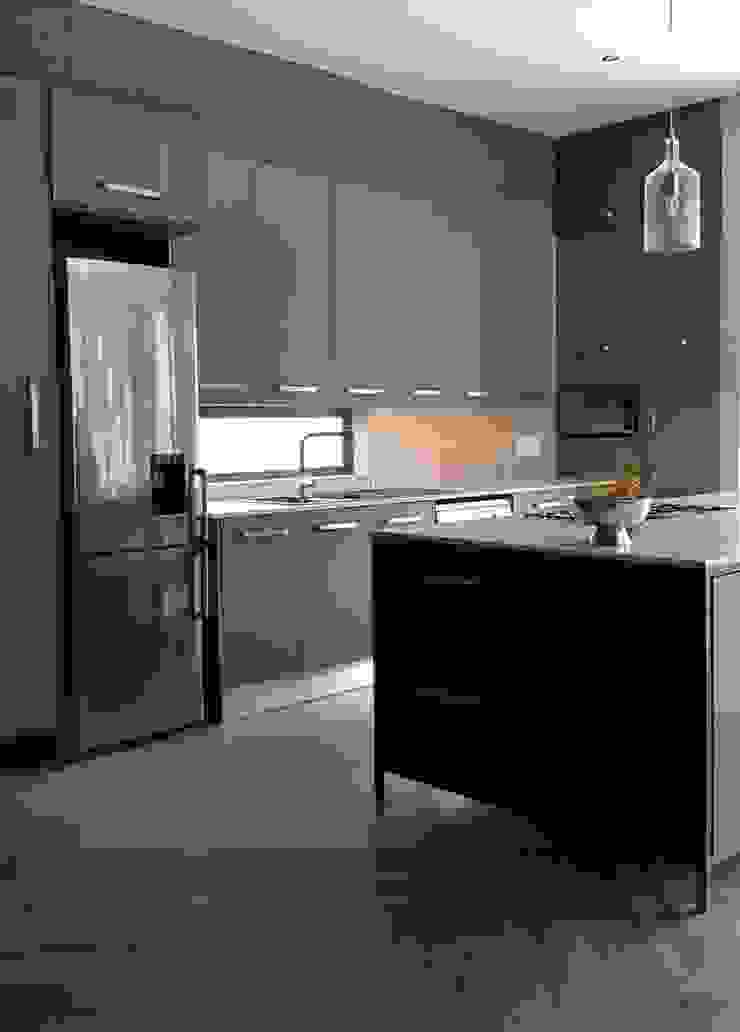 open-space kitchen with island Human Voice Architects 現代廚房設計點子、靈感&圖片