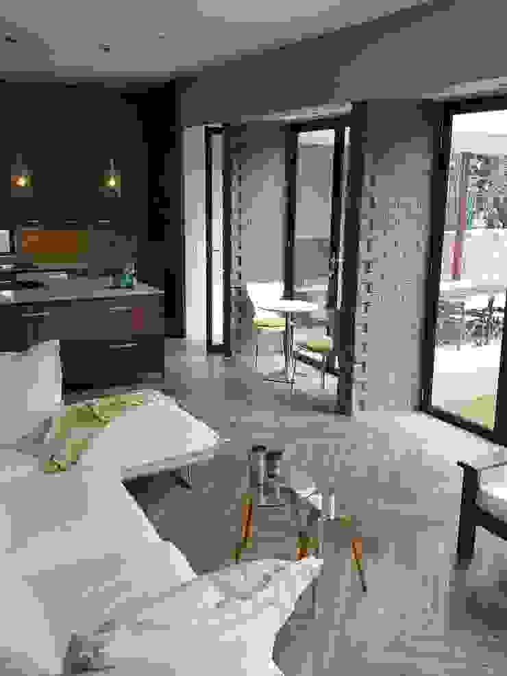 main living area Human Voice Architects 现代客厅設計點子、靈感 & 圖片