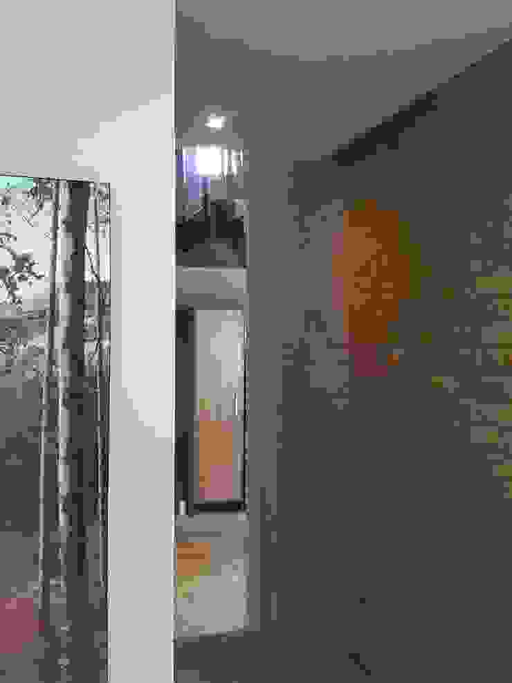 entrance hall to double-volume Human Voice Architects 現代風玄關、走廊與階梯
