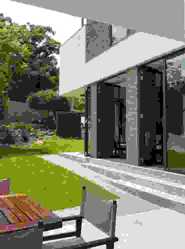 following the slope Human Voice Architects 現代房屋設計點子、靈感 & 圖片