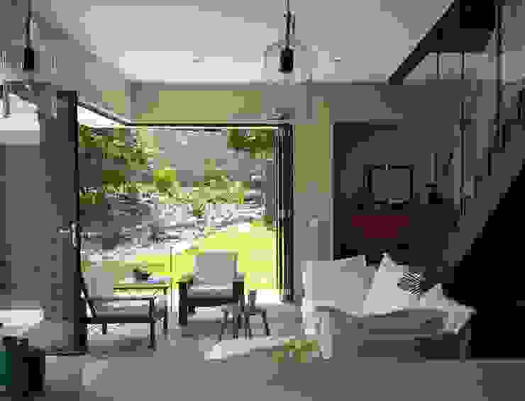 kitchen to living room to garden Human Voice Architects 现代客厅設計點子、靈感 & 圖片