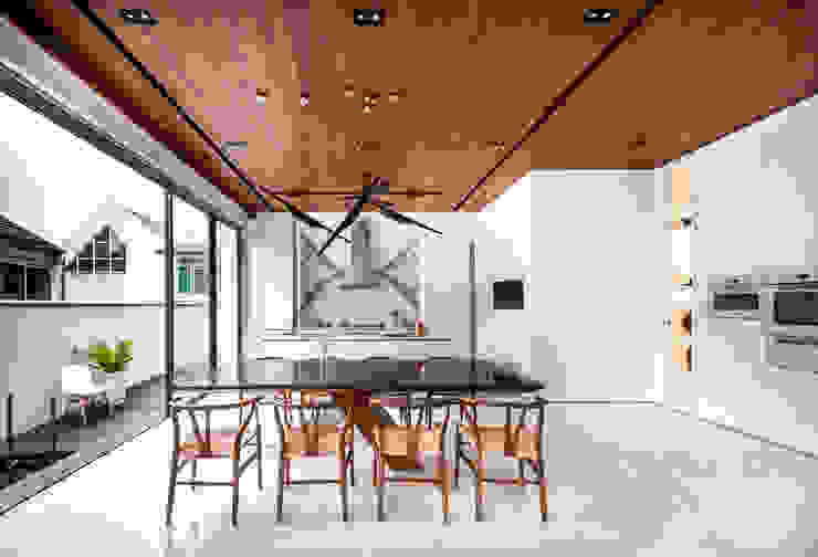 Courtyard House, ming architects ming architects Modern kitchen
