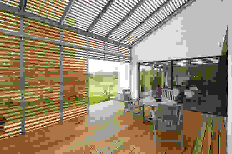 EFH L-S. brack architekten Moderner Balkon, Veranda & Terrasse Holz