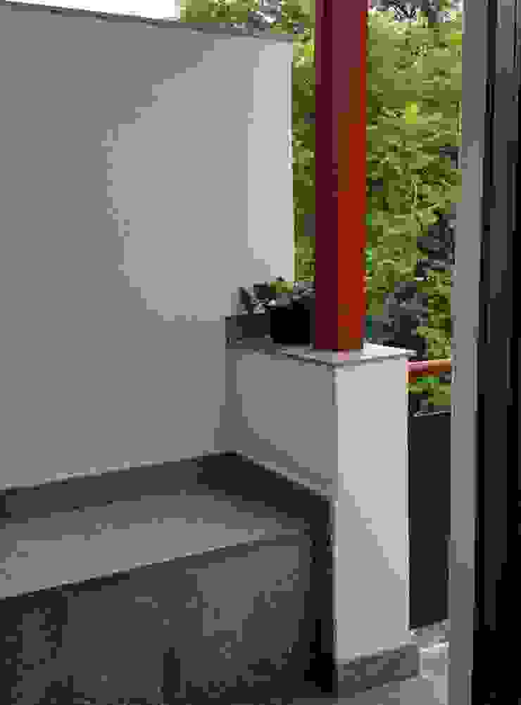 smoker's balcony on landing Human Voice Architects 現代風玄關、走廊與階梯