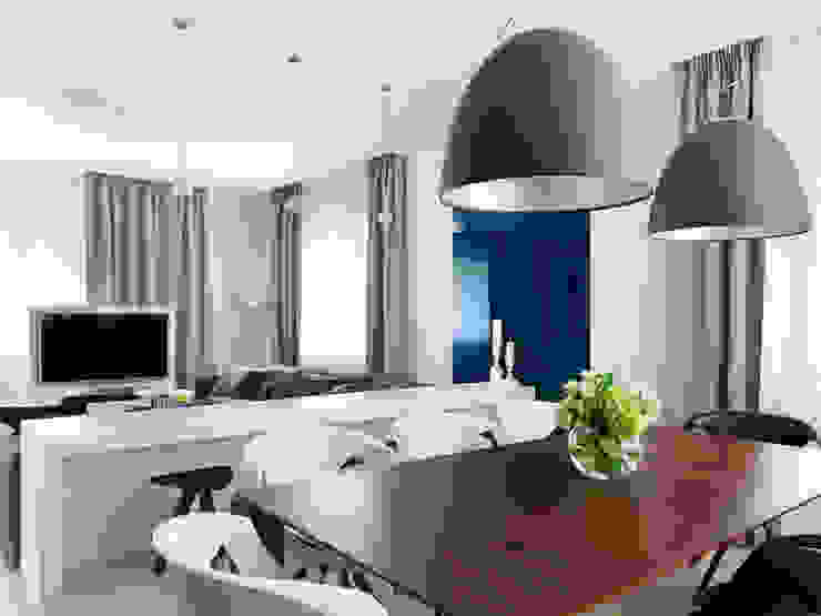 Dining room Telnova Julia Modern dining room Wood effect