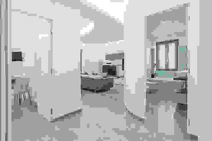 Corredores, halls e escadas modernos por Facile Ristrutturare Moderno