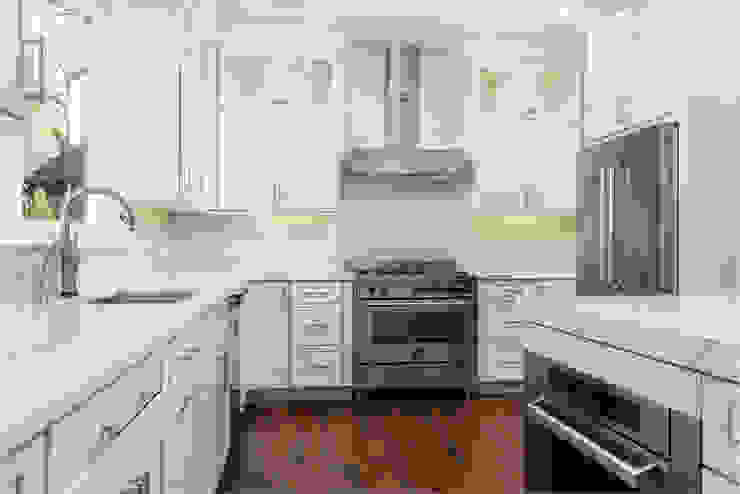 Contemporary Kitchen with quartz countertops, italian Bertazonni appliances HOMEREDI Modern kitchen کوارٹج White