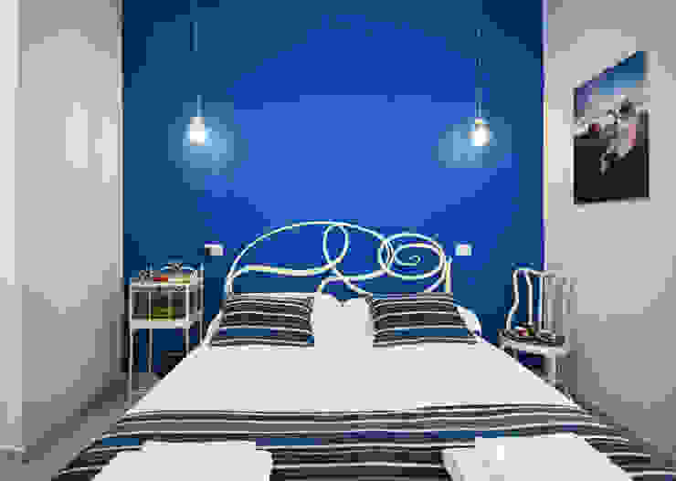 Camera da letto archielle Camera da letto eclettica Blu Mobilia,Proprietà,Blu,Azzurro,Interior design,Illuminazione,Lampada,Edificio,Comfort,Architettura