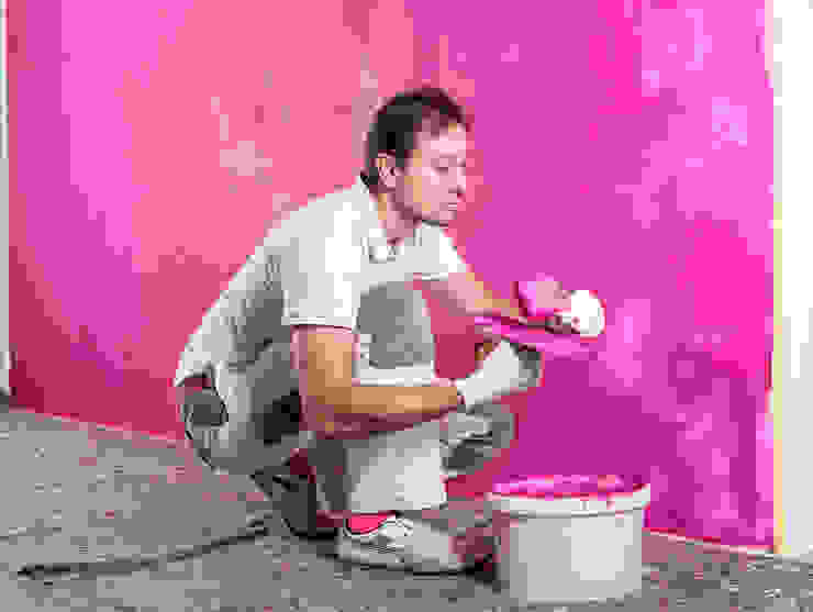 Farbgestalter Mike Schleupner bei der Umsetzung einer Sichtbetonoptik in pink. FARBCOMPANY Ausgefallene Küchen Pink