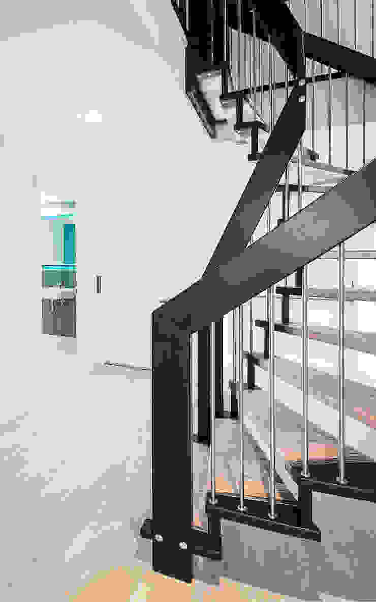 Corredores, halls e escadas clássicos por FARBCOMPANY Clássico