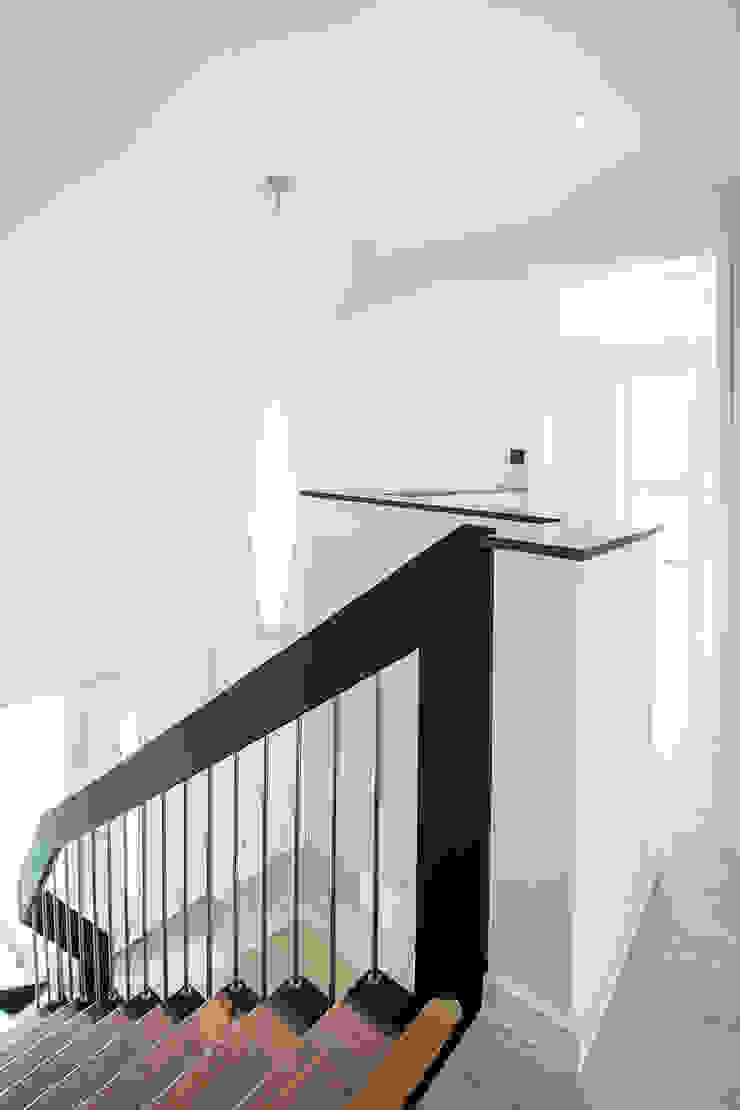 Corredores, halls e escadas clássicos por FARBCOMPANY Clássico