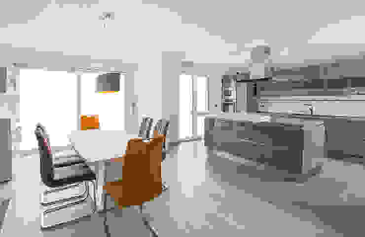 Cozinhas clássicas por FARBCOMPANY Clássico