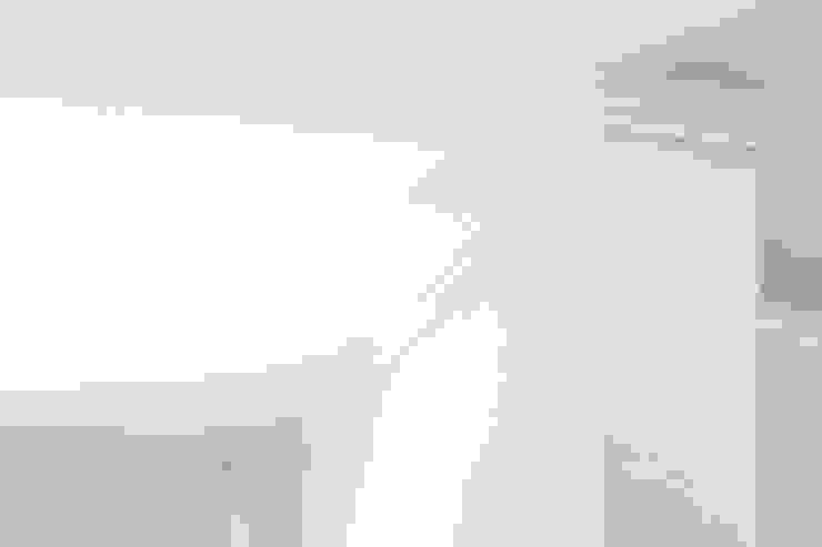 Salas de estar clássicas por FARBCOMPANY Clássico