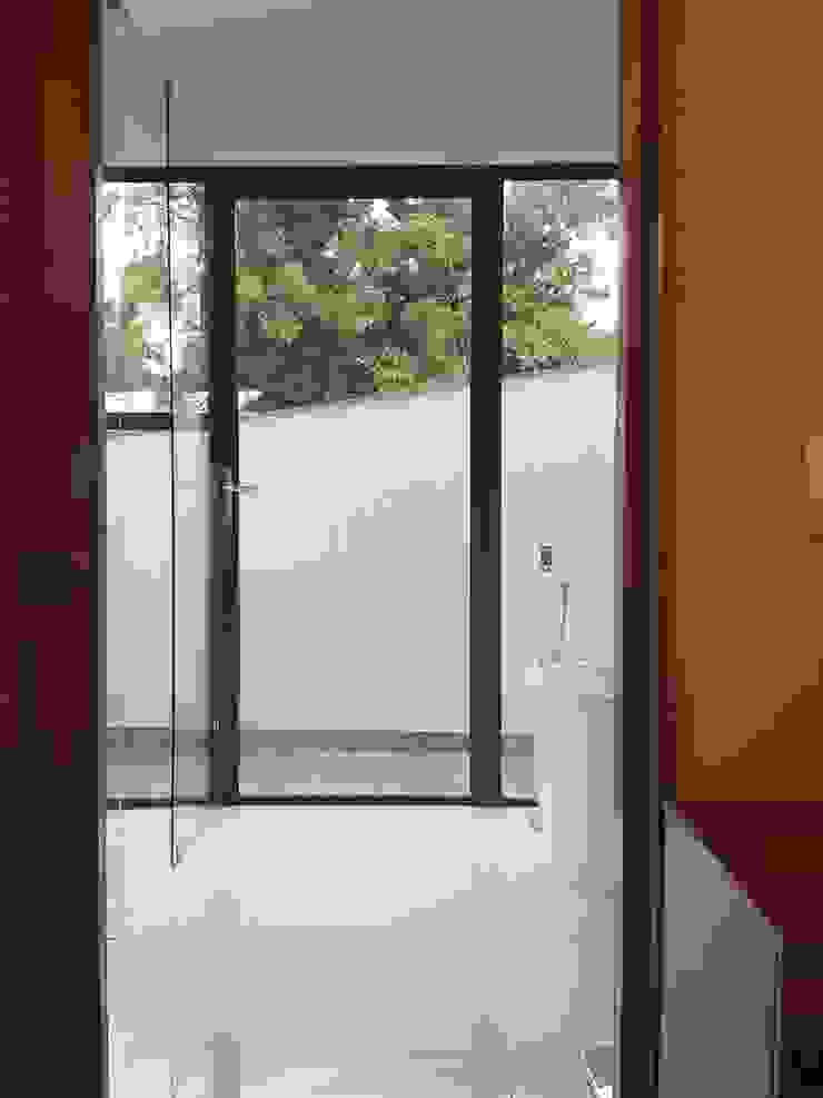 main bathroom with balcony Human Voice Architects 現代浴室設計點子、靈感&圖片