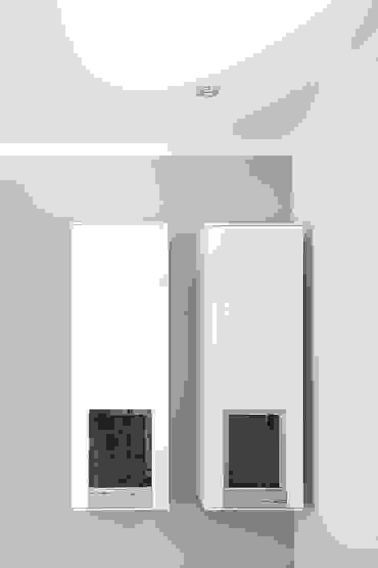 Salas de estar clássicas por FARBCOMPANY Clássico