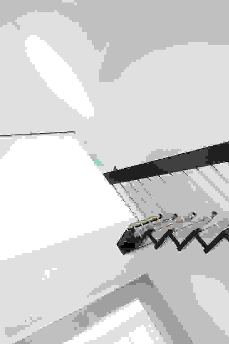 Corredores, halls e escadas clássicos por FARBCOMPANY Clássico