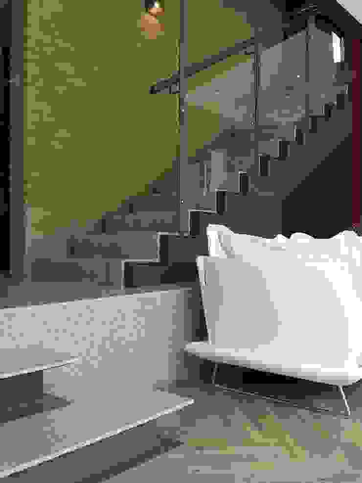landing and stairs Human Voice Architects 现代客厅設計點子、靈感 & 圖片
