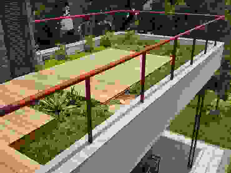 roof garden with timber deck Human Voice Architects 露臺