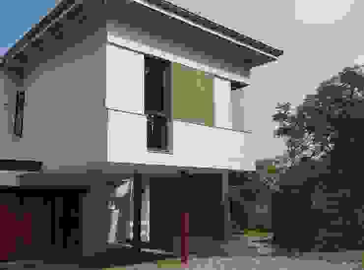 entrance elevation from the driveway Human Voice Architects 現代房屋設計點子、靈感 & 圖片