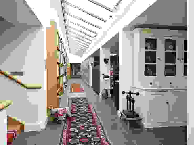 Fronhaul 現代風玄關、走廊與階梯 根據 Baart Harries Newall 現代風