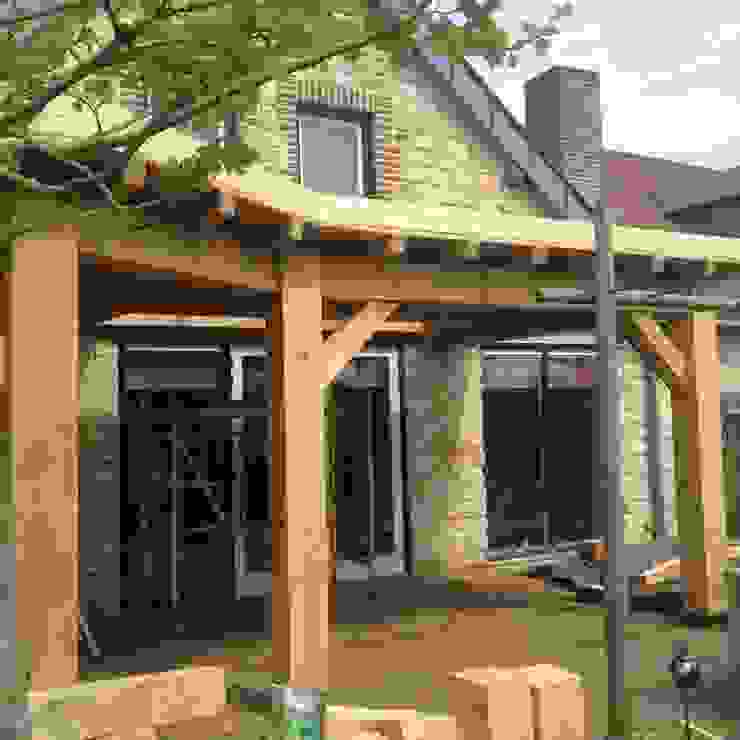Voor & na de aanbouw van een overkapping van eikenhout met glazen lichtstraten, WE-Maatdesign WE-Maatdesign Klassieke huizen Hout Hout