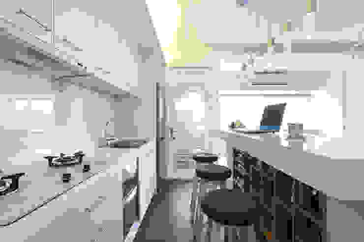 北投 陽明山廈 林宅, 直譯空間設計有限公司 直譯空間設計有限公司 Modern kitchen White