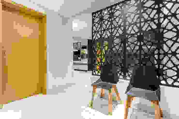 Caio Prates Arquitetura e Design Коридор, прихожая и лестница в модерн стиле МДФ Черный