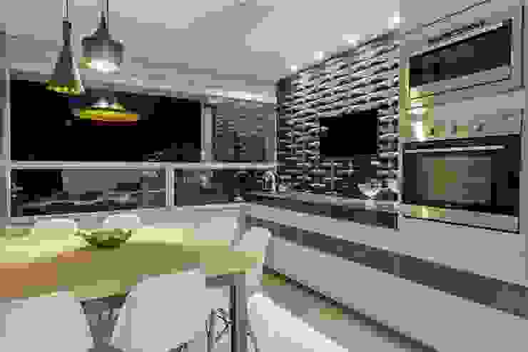 Caio Prates Arquitetura e Design Столовая комната в стиле модерн Керамика Черный