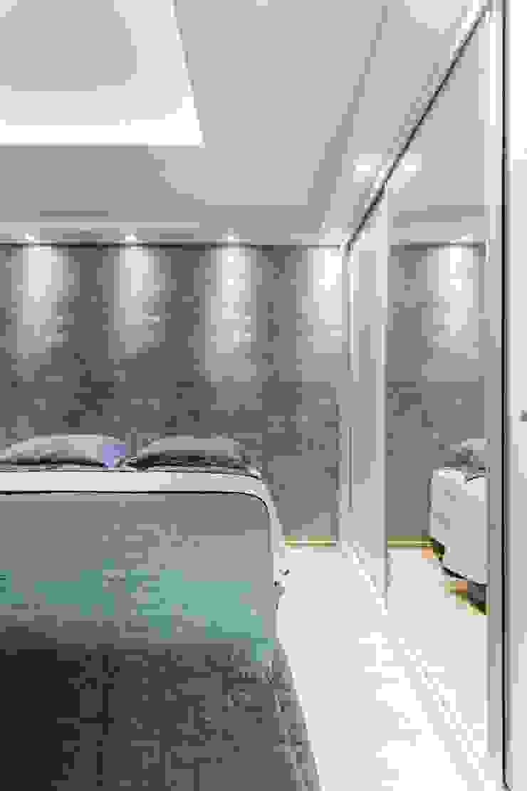 Caio Prates Arquitetura e Design Спальня в стиле модерн Камень Зеленый