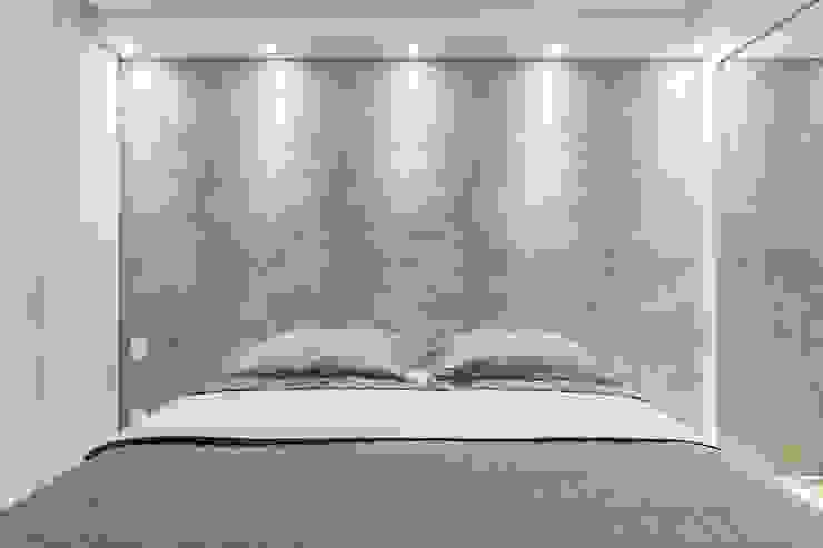 Caio Prates Arquitetura e Design Спальня в стиле минимализм Серебро / Золото Серый