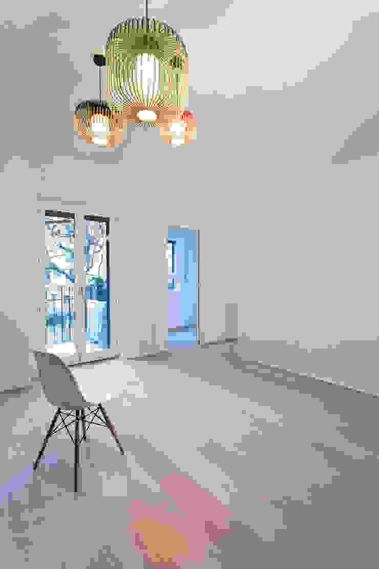 Skandynawski salon od PLUS ULTRA studio Skandynawski